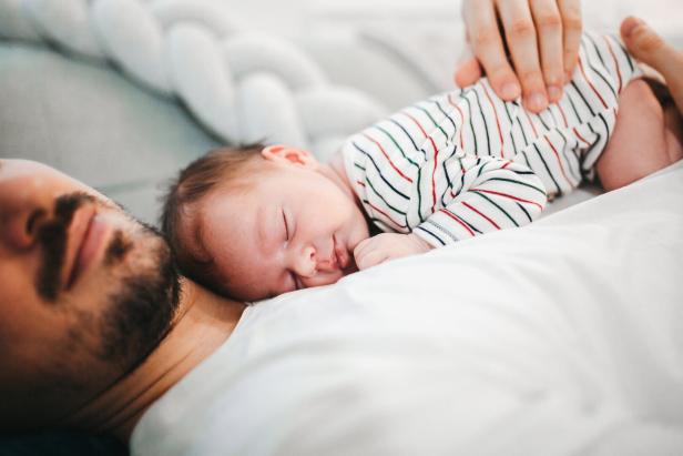 Vater mit schlafendem Baby.
