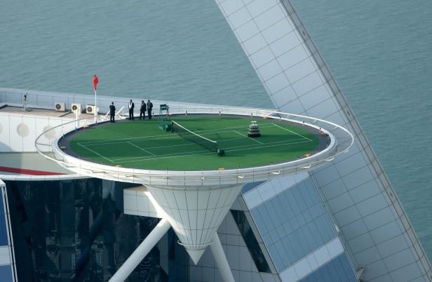 Ein Tennisplatz auf dem Dach des Burj Al Arab Hotels in Dubai.