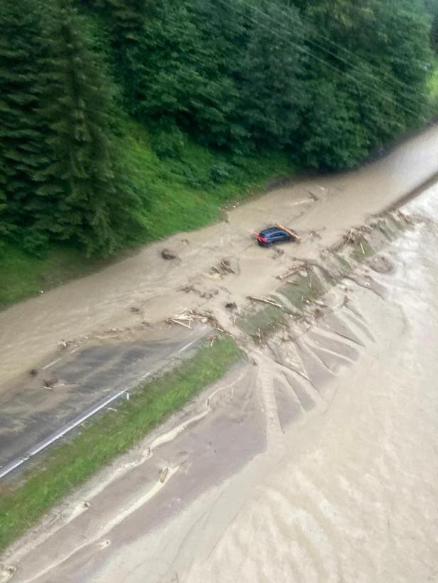 Unwetter und Murenabgänge in Kärnten: Vermisster Autofahrer am Leben