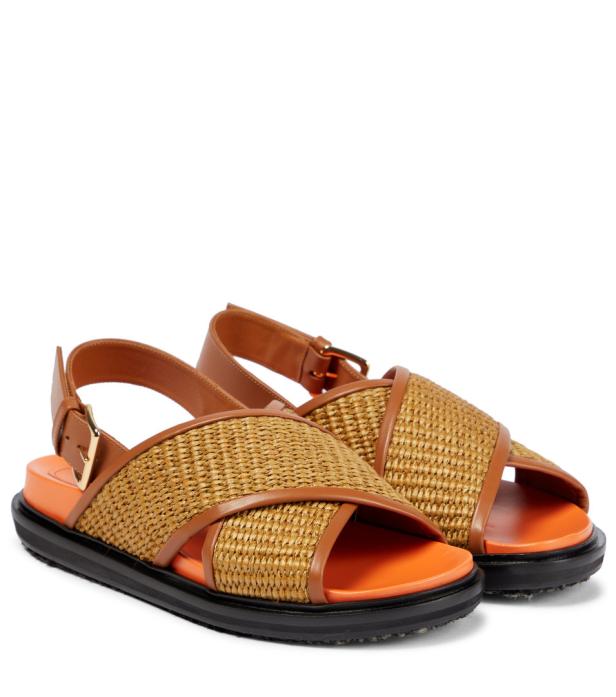 Ein Paar braune Sandalen mit geflochtenen Riemen und orangefarbener Sohle.