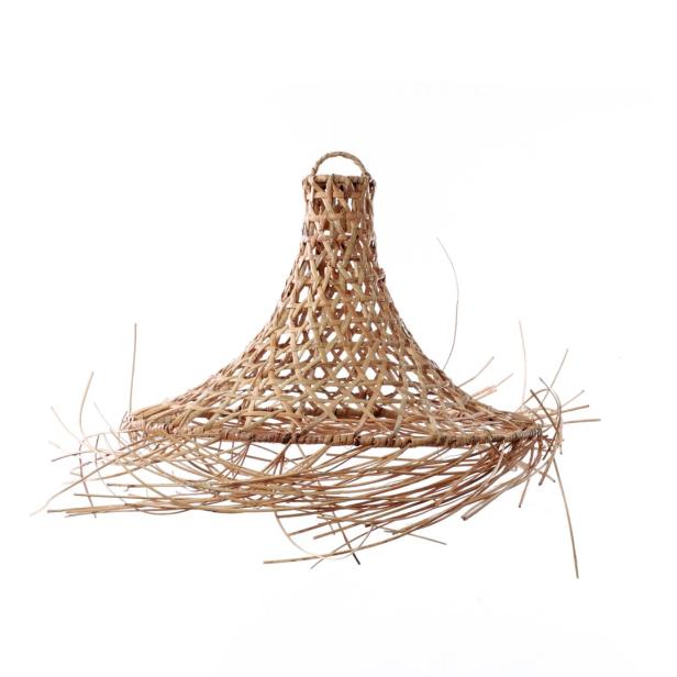 Eine handgefertigte Lampe aus Rattan vor einem weißen Hintergrund.