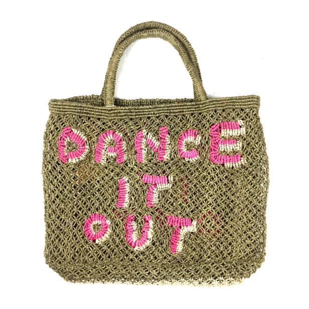 Eine gehäkelte Tasche mit der Aufschrift „Dance It Out“ in rosa und weiß.