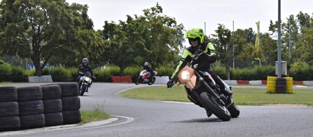 Ein Motorradfahrer fährt auf einer Rennstrecke in einer Kurve.