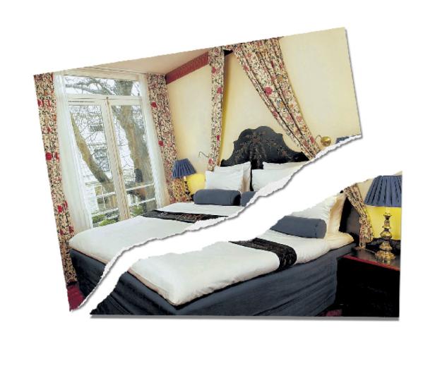 Ein zerrissenes Bild zeigt ein Hotelzimmer mit einem Doppelbett.