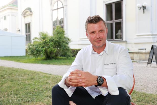 Christof Widakovich sitzt im Park während der Tafelnacht.