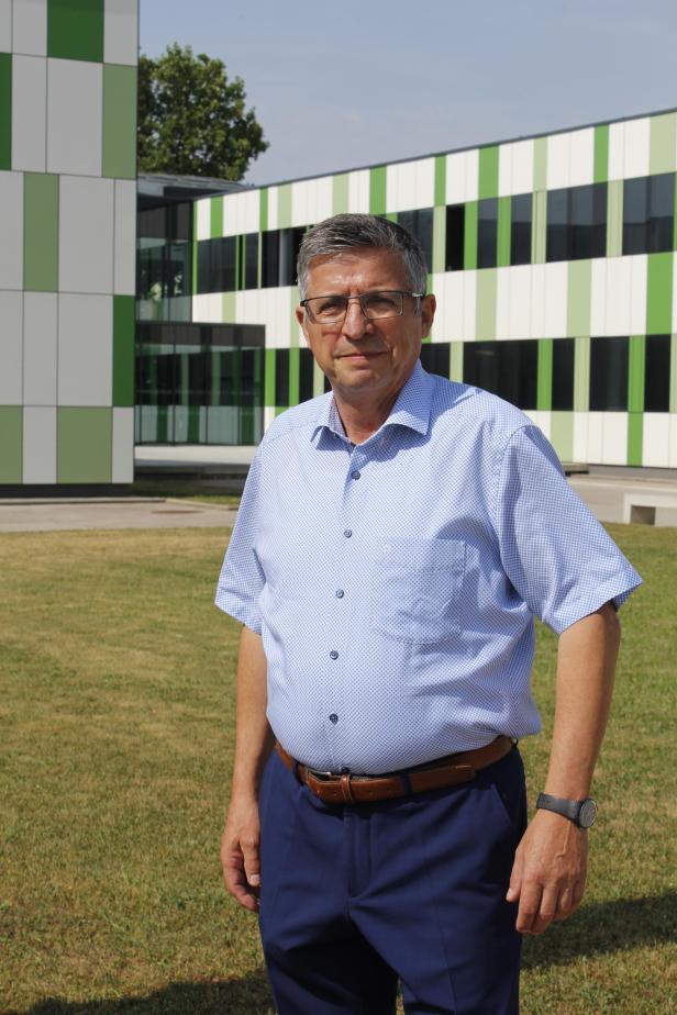 Gymnasium Neusiedl: Schulschluss für Direktor Roth