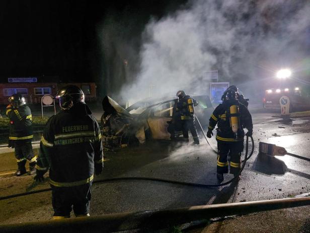 Alkolenker krachte in Neunkirchen gegen Laterne: Auto fing sofort Feuer