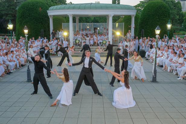 Endlich wieder tanzen: Promis feierten beim Sommernachtsball in Wien