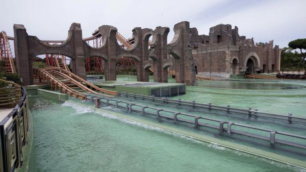 Eine Wasserachterbahn schlängelt sich durch eine künstliche Ruinenlandschaft.