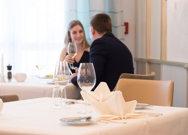 Ein Paar sitzt in einem Restaurant und trinkt Wein.