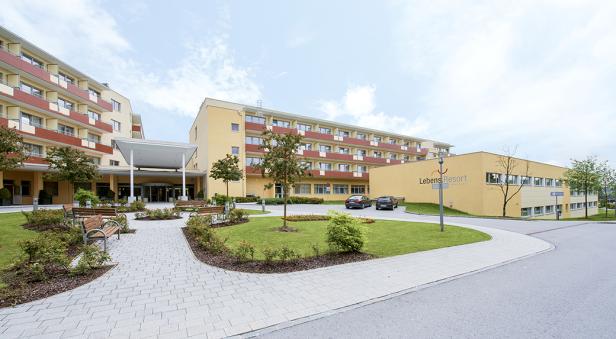 Das Lebensresort Ottenschlag präsentiert sich mit gepflegter Außenanlage.