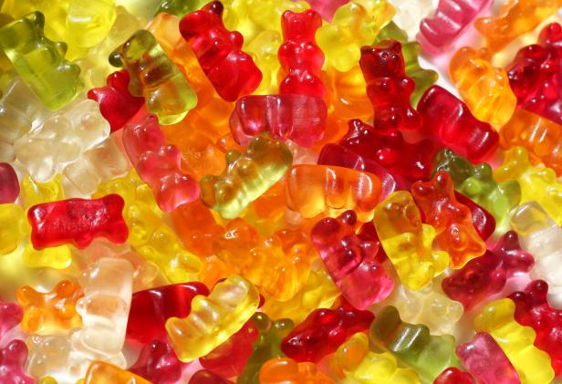Viele bunte Gummibärchen liegen dicht an dicht.