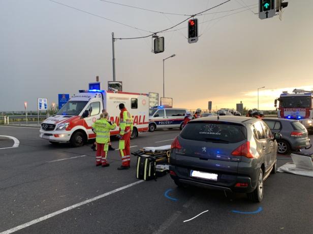 Ein Verkehrsunfall mit Rettungsdienst, Polizei und Feuerwehr ist zu sehen.