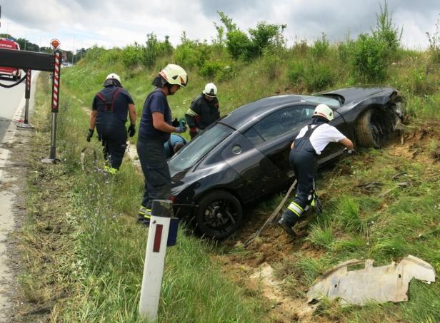 Unfall in Kemeten: Auto mit Kran geborgen
