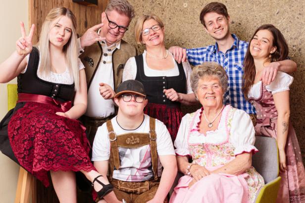 Eine Gruppe von Menschen in Tracht posiert für ein Foto.