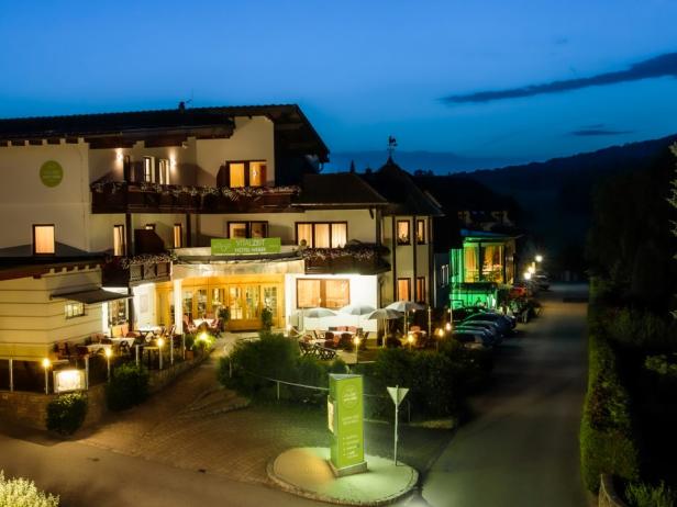 Das Vitalzeit Hotel Weber bei Nacht mit beleuchteter Fassade und Außenbereich.