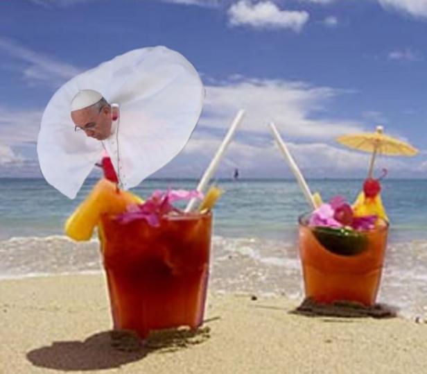 Papst Franziskus über zwei tropischen Cocktails am Strand.