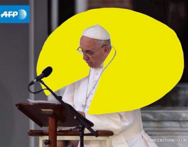 Papst Franziskus steht an einem Rednerpult mit einem gelben Kreis um seinen Kopf, der an Pac-Man erinnert.