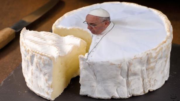 Papst Franziskus steht in einem großen Camembert-Käse.
