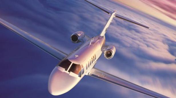 Ein Privatjet fliegt über den Wolken.