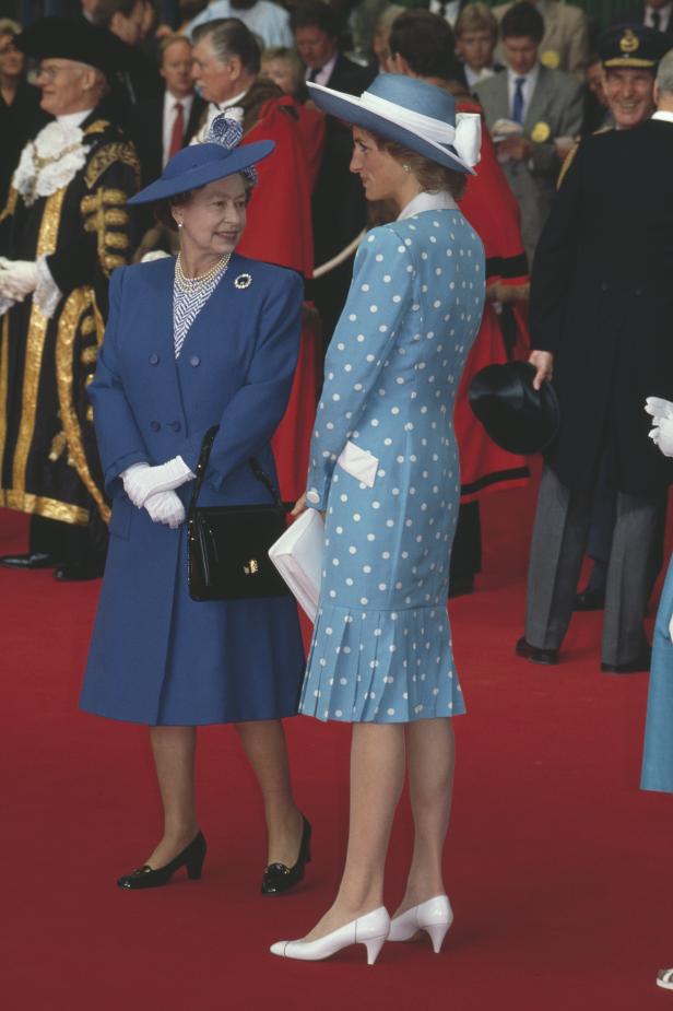 Königin Elisabeth II. und Prinzessin Diana bei einer Veranstaltung.