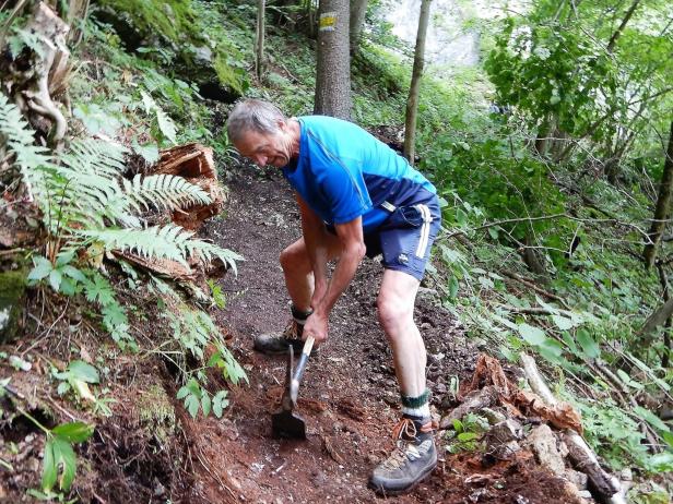 Auch Städter freiwillig auf Säuberungstour in den Bergen