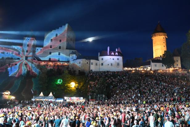 OBERÖSTERREICH: KONZERT CLAM LIVE AUF BURG CLAM / ZUSCHAUER