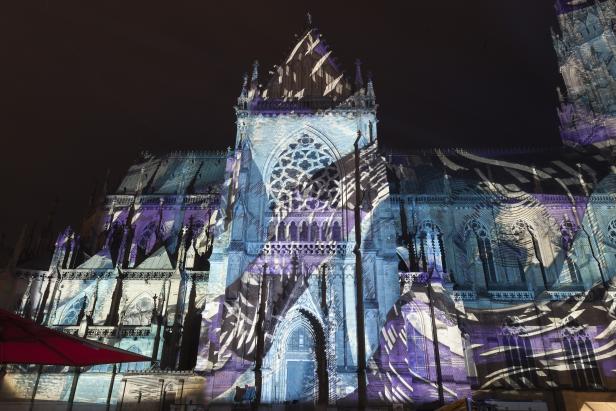 OBERÖSTERREICH: LICHTKUNST AM LINZER DOMPLATZ