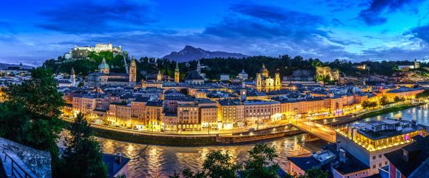 Panorama der Stadt Salzburg mit der Festung Hohensalzburg im Abendlicht.