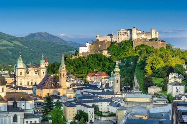 Blick auf die Festung Hohensalzburg und die Altstadt von Salzburg.