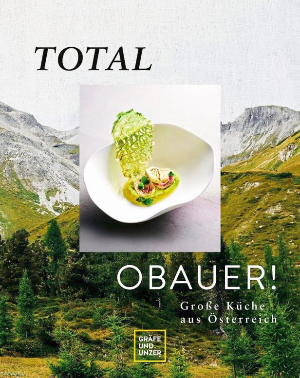 Das Cover des Kochbuchs „Total Obauer!“ mit einem Gericht vor einer Alpenlandschaft.