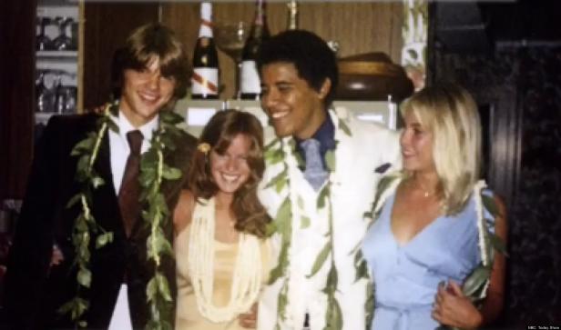 Ein junger Barack Obama mit Freunden auf einer Party mit Blumenketten.