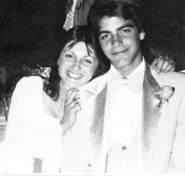 Ein junger George Clooney mit einer Frau auf einem Abschlussball, vermutlich in den 1980er Jahren.