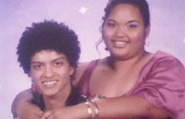 Ein junger Bruno Mars mit einer Begleiterin auf einem Abschlussball.