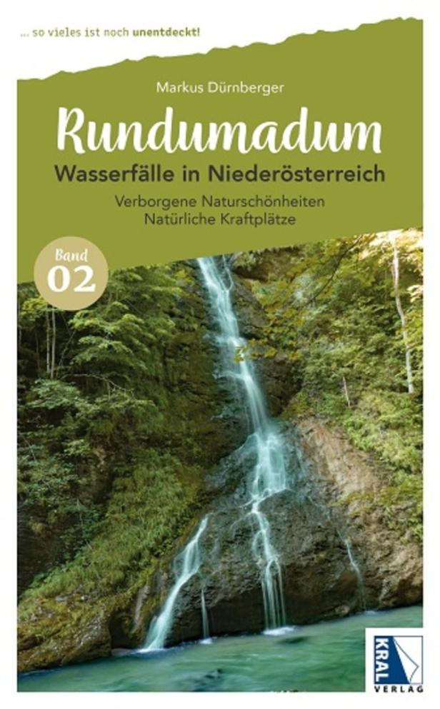 Das Cover des Buches „Rundumadum: Wasserfälle in Niederösterreich“ von Markus Dürnberger zeigt einen Wasserfall.