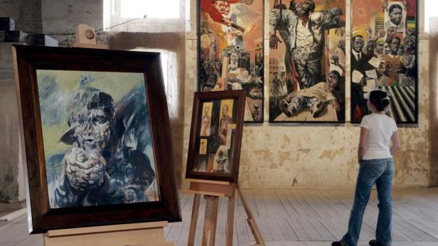 Das Triptychon 'Südamerikanische Passion' (1988) und 'Kalte Hände' in der Ausstellung Eine Frau betrachtet Gemälde in einer Kunstgalerie.