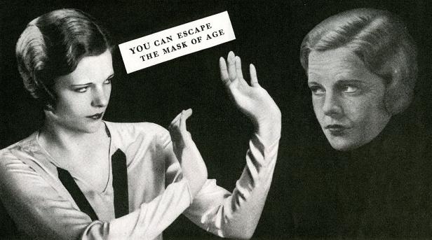 Eine Frau im Stil der 1930er Jahre posiert neben einem Bild ihres gealterten Selbst.