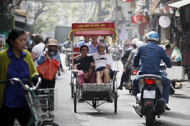 Im Rikscha-Takt durch Hanoi: Wie lange gibt es Vietnams Fahrradtaxis noch?