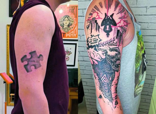 Ein Mann zeigt seine Tattoos, darunter Spider-Man und Venom im Comic-Stil.