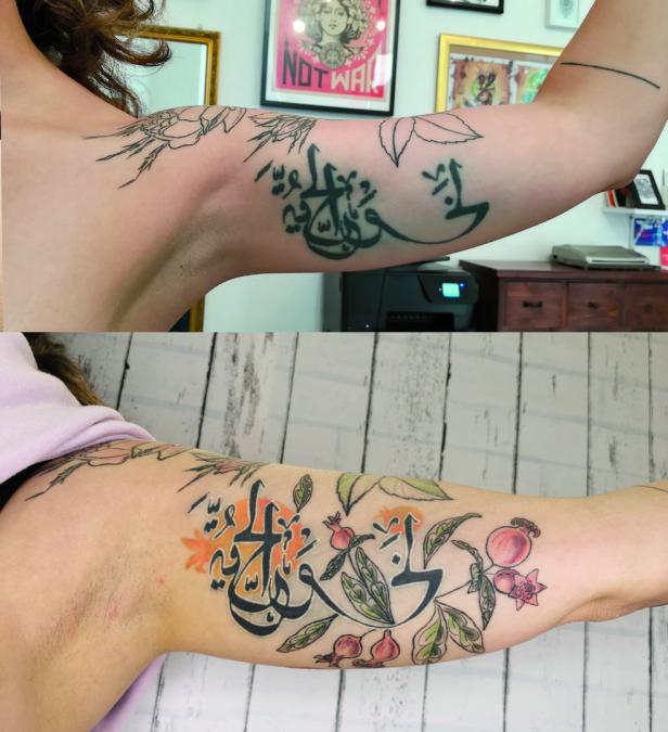 Ein Arm mit einem Tattoo in arabischer Schrift und Granatäpfeln, einmal vor und einmal nach dem Ausfüllen der Farben.
