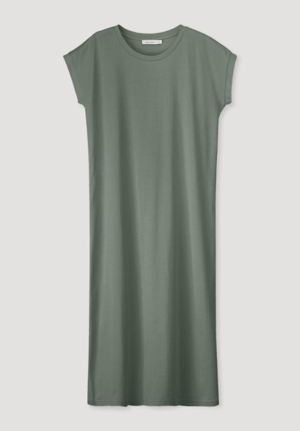 Ein olivgrünes, schlichtes T-Shirt-Kleid vor einem hellen Hintergrund.