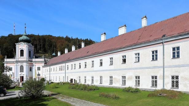 Das Stift Schlägl in Oberösterreich mit seiner barocken Stiftskirche und dem langen Stiftsgebäude.