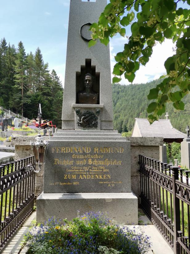 Das Grabmal von Ferdinand Raimund, einem österreichischen Dramatiker und Schauspieler, auf einem Friedhof.