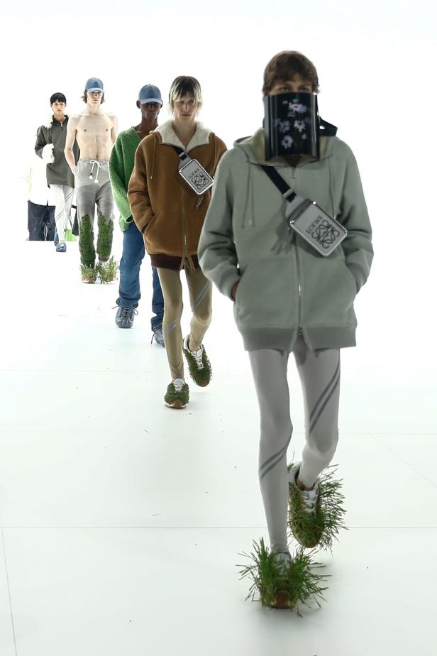 Models präsentieren die Loewe-Kollektion auf der Pariser Herrenmodewoche S/S 2022-2023.
