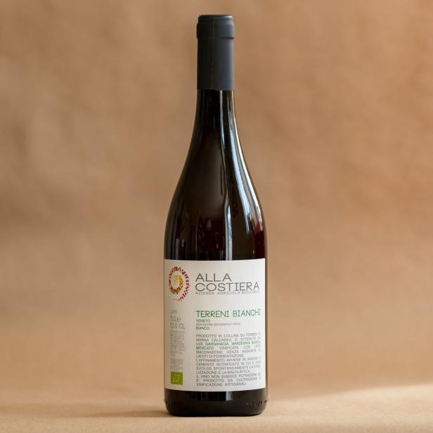 Eine Flasche „Terreni Bianchi“ Weißwein von Alla Costiera, einer biologischen Weinfarm.