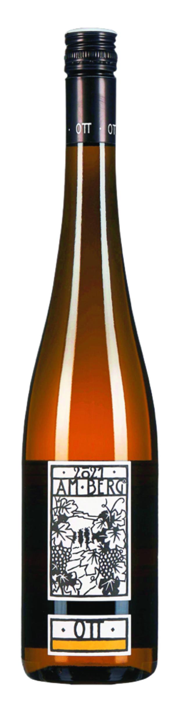 Eine Flasche „2021 Am Berg“ Weißwein der Marke Ott.