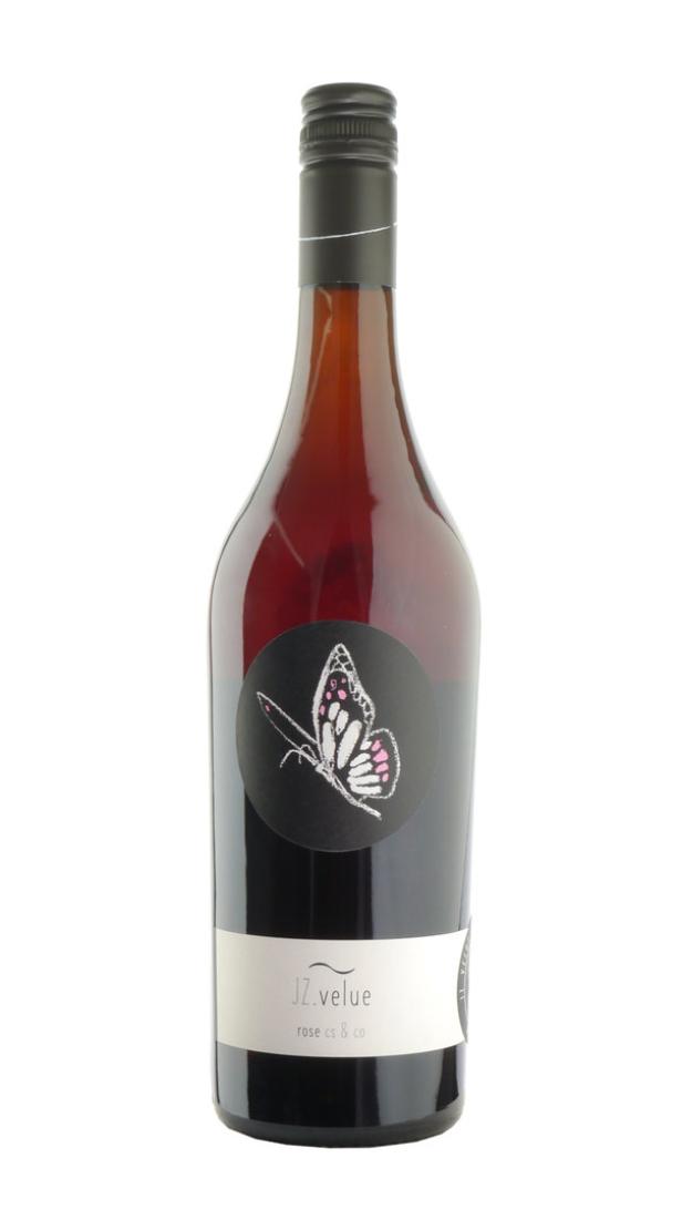 Eine Flasche Roséwein der Marke JZ.value mit einem Schmetterlingsetikett.