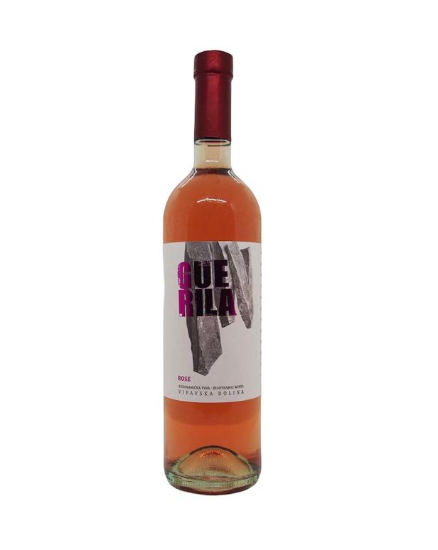 Eine Flasche „Guerilla Rose“ Wein mit rotem Verschluss steht vor einem weißen Hintergrund.