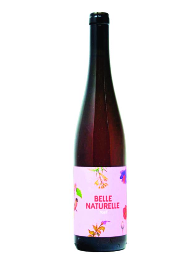 Eine Flasche „Belle Naturelle“ Roséwein mit Blumenmuster auf dem Etikett.