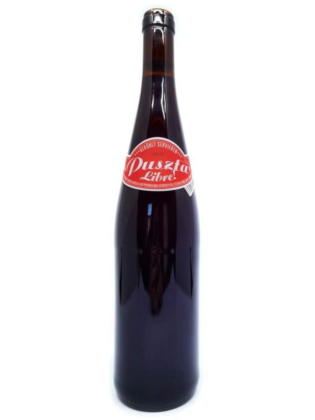 Eine Flasche Puszta Libre, ein ungarischer Aperitif, auf einem weißen Hintergrund.